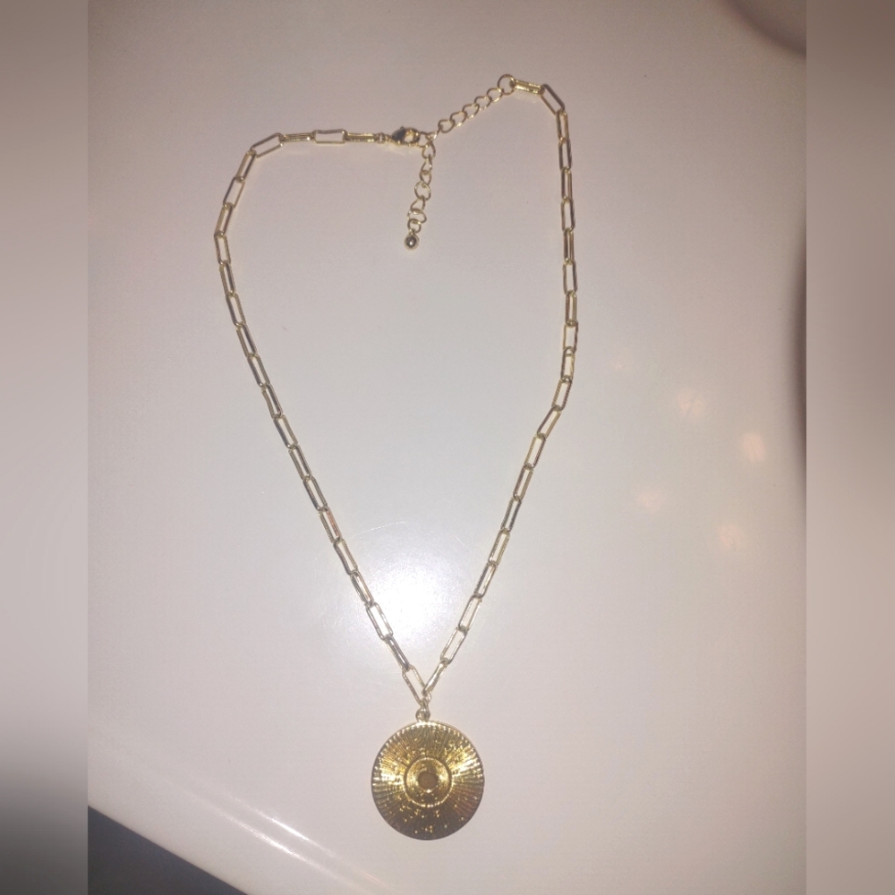 Elegant Gold Pendant Necklace